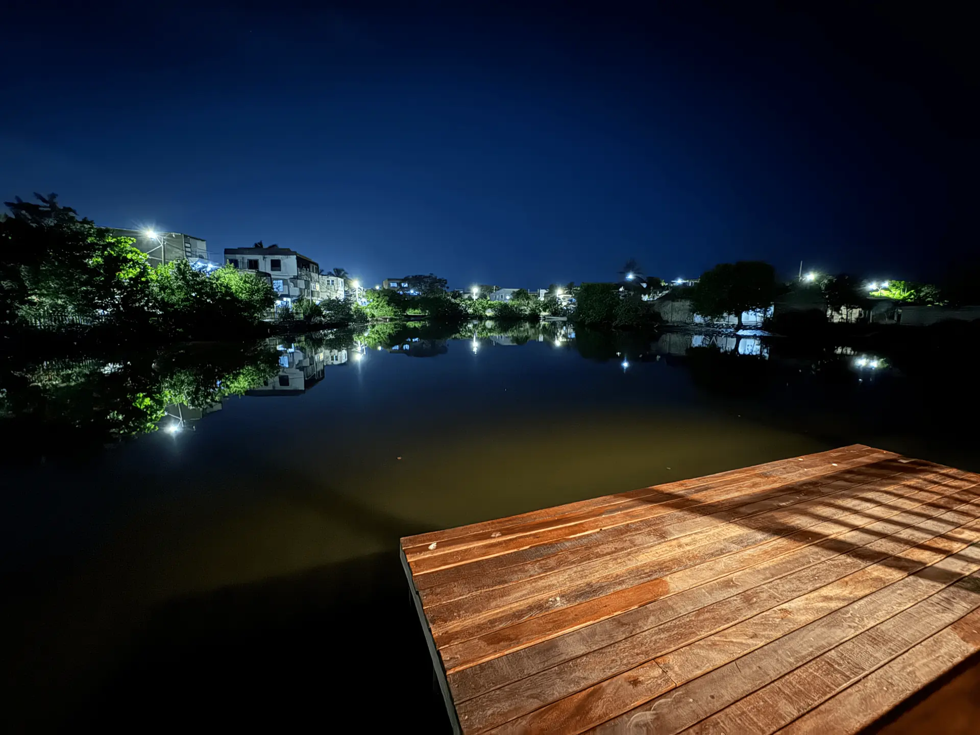 Muelle privado de madera con acceso directo al lago