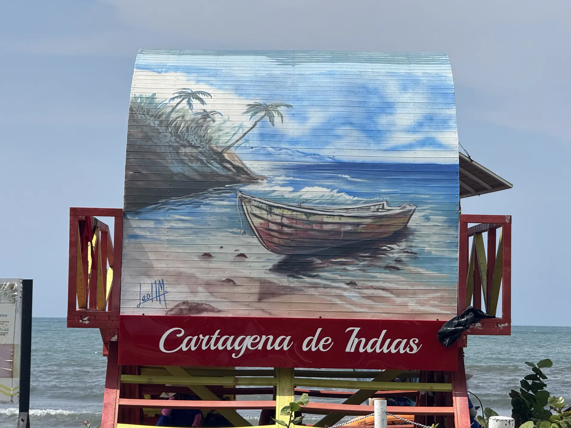 Quiosco rústico con techo de palma junto al lago